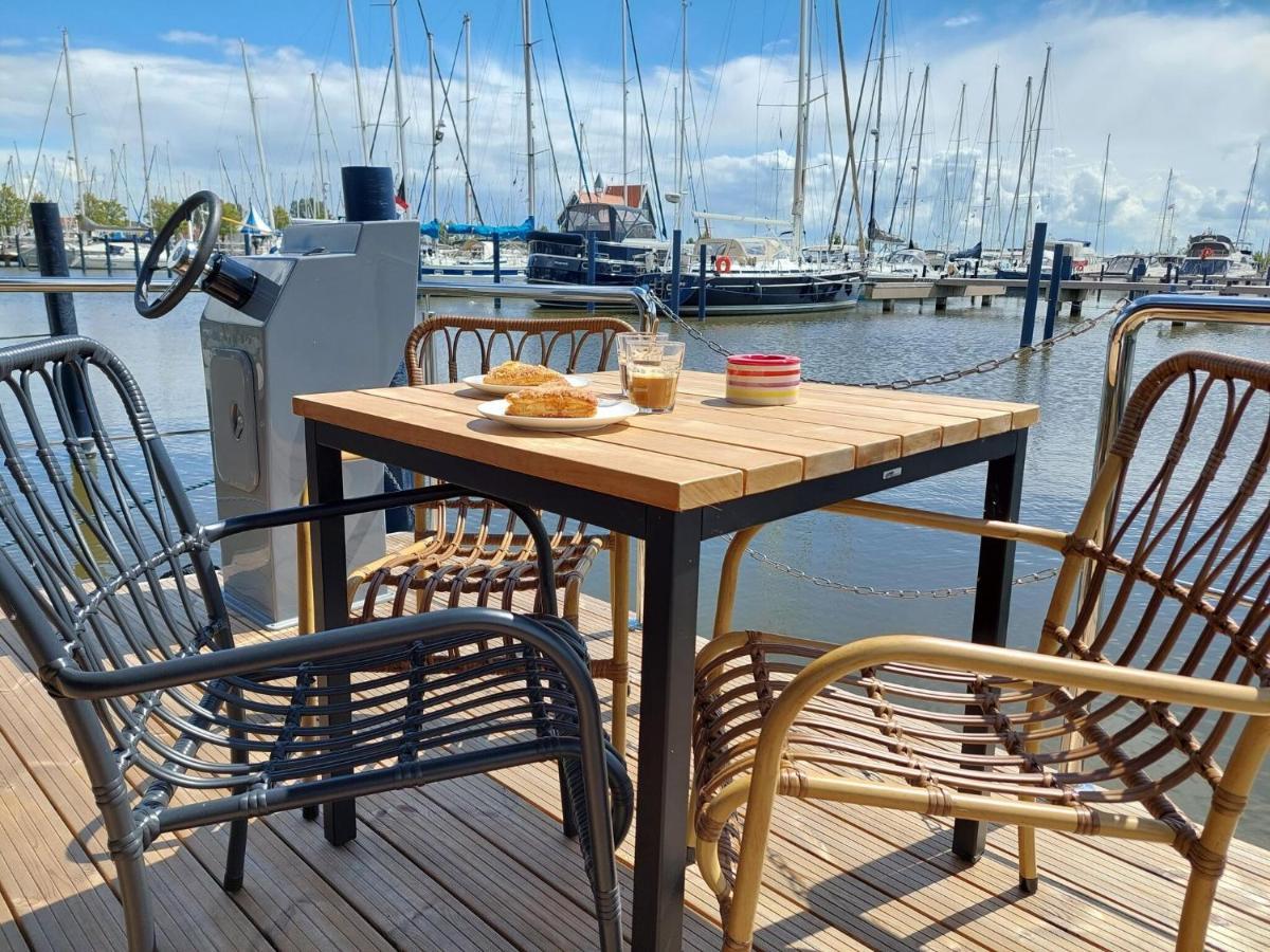 Luxury Houseboat In Volendam Marina Hotel Exterior photo
